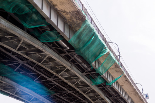 К ремонту тротуара приступил подрядчик на Октябрьском мосту Новосибирска
