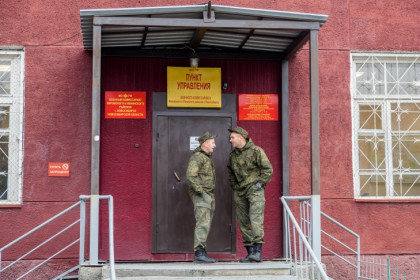 Из ТЦ в военкоматы доставили под конвоем 20 бывших мигрантов в Новосибирске