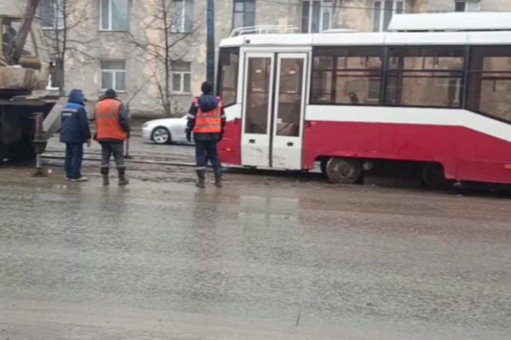 Трамваи № 14 и 15 сошли с рельсов в Новосибирске