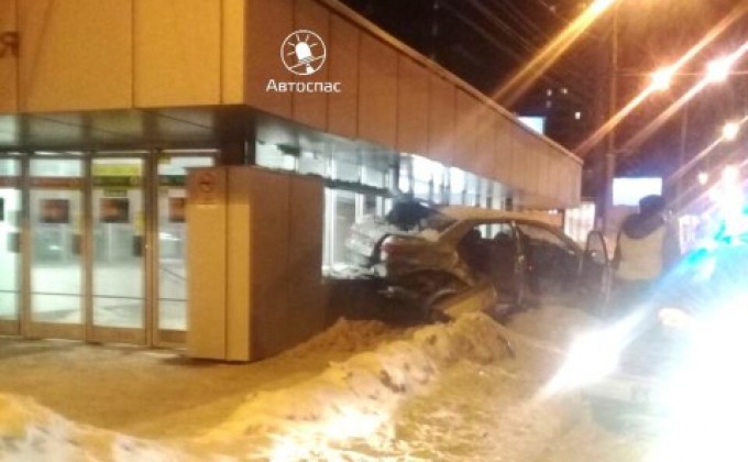 Заграничная машина врезалась в павильон станции метро — ДТП в Новосибирске