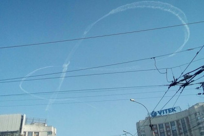Цифру «8» в небе над Новосибирском нарисовал пилот Су-34