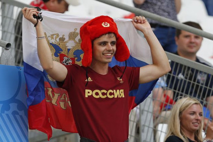 Бьют в болельщиков. Новосибирцы обсуждают поражение России на ЕВРО 