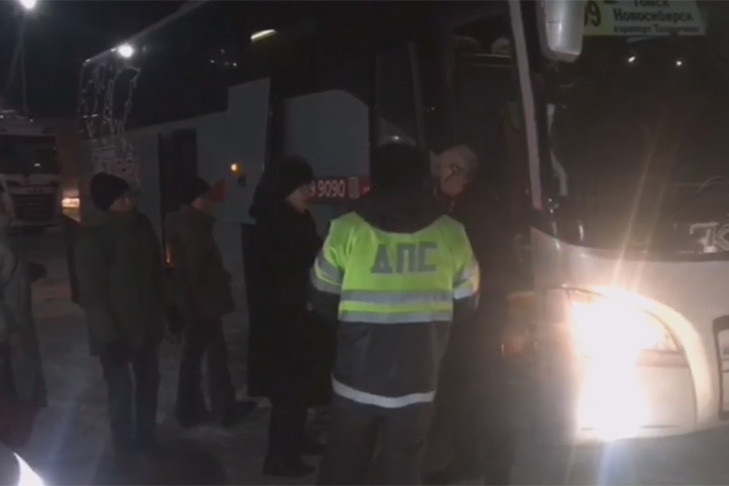 Полицейские спасли людей из сломавшегося автобуса на трассе под Новосибирском