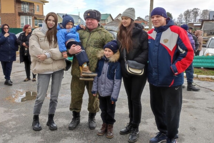 Добровольцы и мобилизованные из Бердска отправились в зону СВО