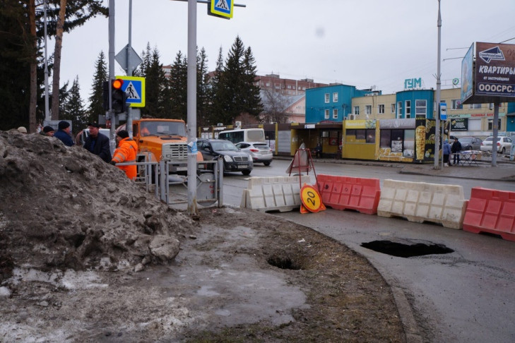 На главной улице Бердска провалилась канализация утром 2 апреля