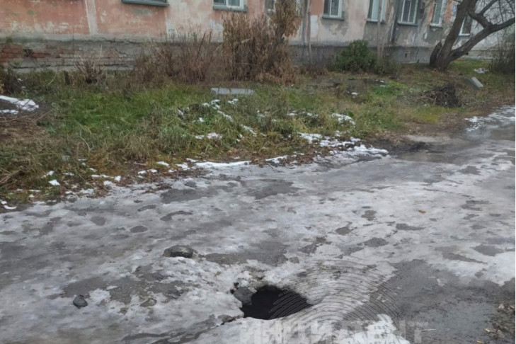 Первоклассница упала в канализационный люк на улице Лобова в Новосибирске