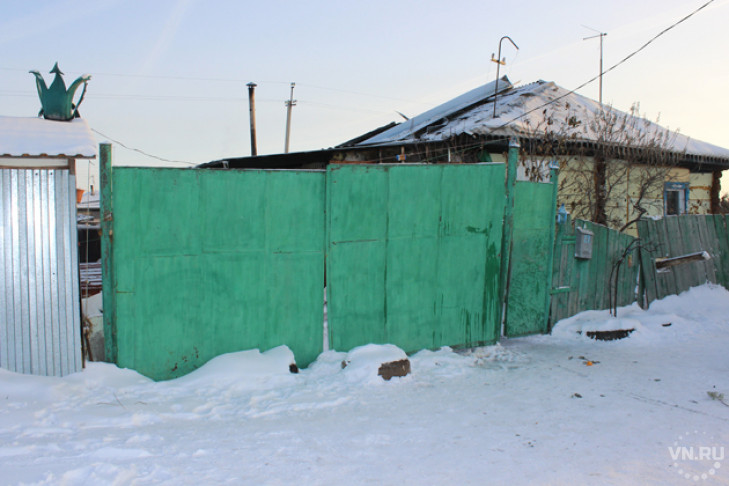 Мародеры разграбили дом подожженной семьи в Коченево