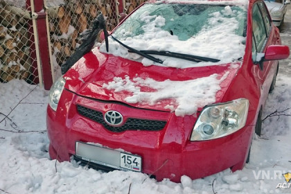Две лавины снега раздавили «Тойоту» в Новосибирске