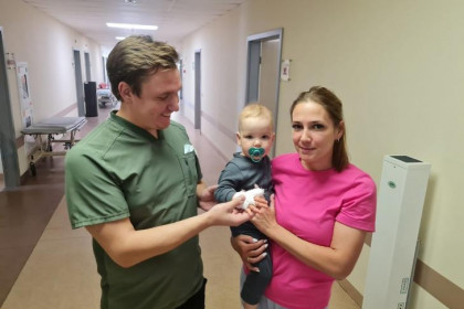Годовалого мальчика с полидактилией и гигантским пальцем спасли врачи в Новосибирске