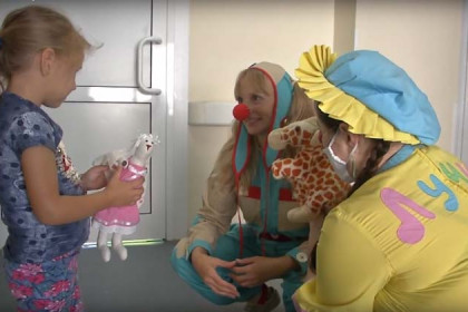 Клоуны развлекают юных пациентов облбольницы