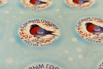 Необычную почтовую марку со снегирем доставили в Новосибирск
