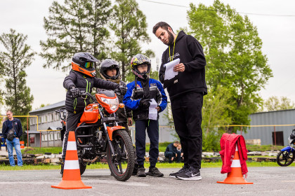 Дети в «косухах» устроили шоу на мотоциклах в Новосибирске