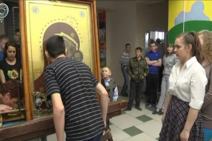 Казаки привезли икону Божией матери в куйбышевскую школу