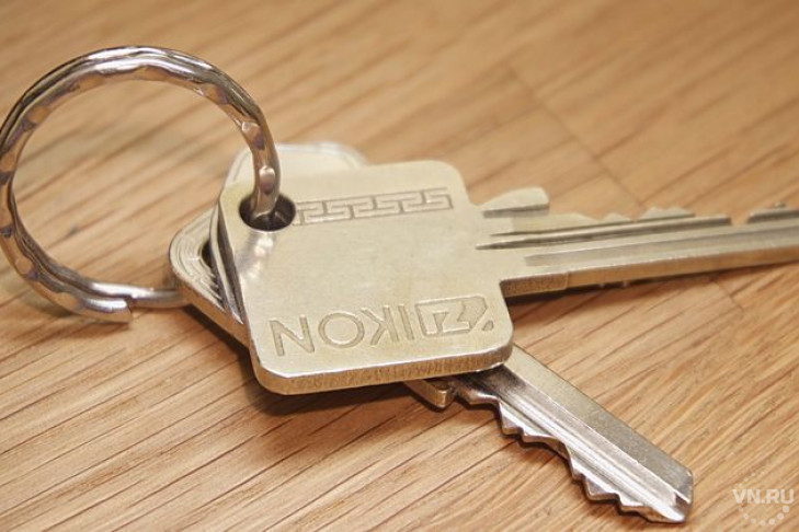 Ключи от шестикомнатной квартиры вручили семье из Бердска 