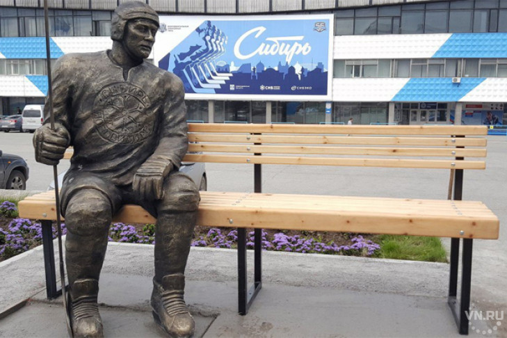 Статуя хоккеиста появилась на лавочке в Новосибирске