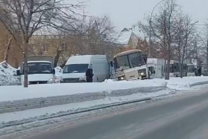Автобус и две ГАЗели столкнулись в Новосибирске