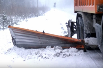 Десятки тысяч километров дорог области очищают от снега дорожники