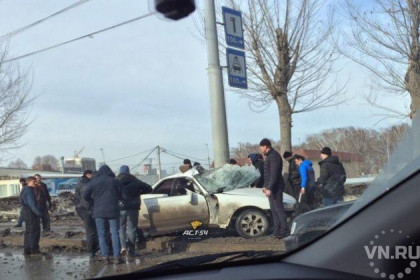 Toyota Mark II жестко влетел в столб у Бугринского моста