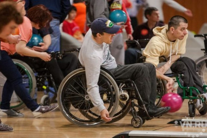 Инвалиды на колясках сразились в боулинг за кубок губернатора 