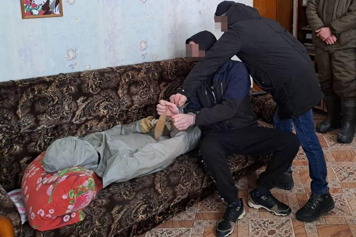 За убийство отца на диване будут судить жителя поселка под Новосибирском