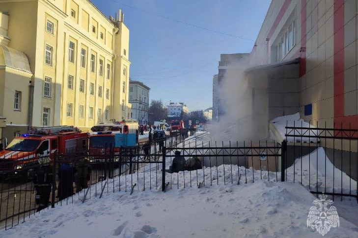 Гимназия №10 горит в центре Новосибирска