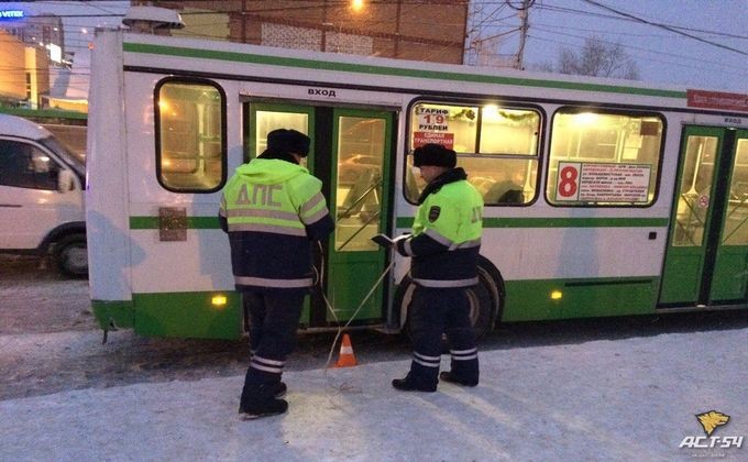 Автобус переехал женщину на остановке в Новосибирске