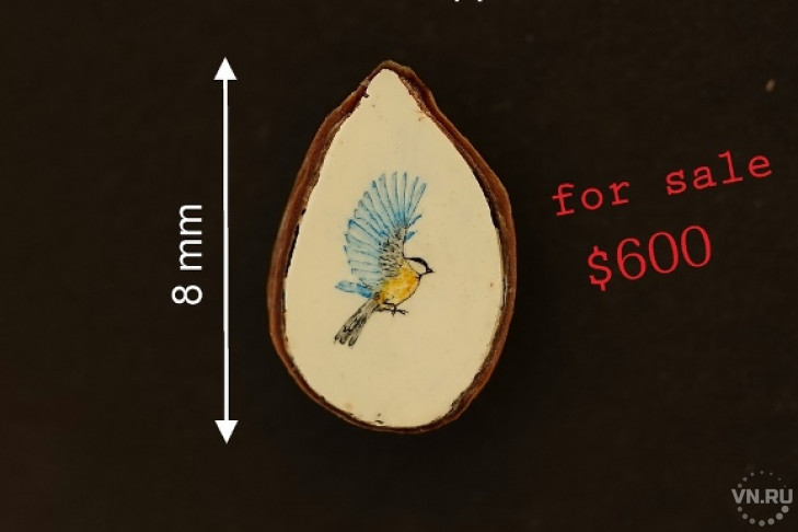Синичку на срезе яблочной косточки нарисовал новосибирский микроминиатюрист 