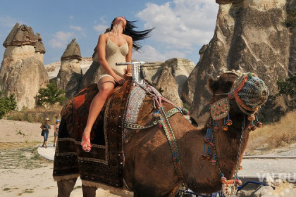 Наездница на верблюде лихо обскакала пробку в Новосибирске