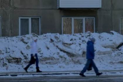 Сугробы в человеческий рост накопились вдоль улиц Новосибирска