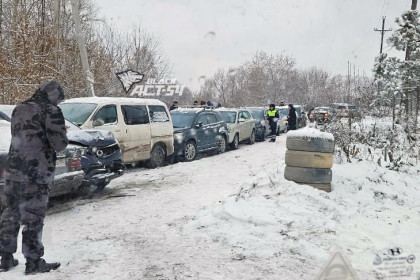 Пятнадцать машин столкнулись из-за снегопада в Новосибирске