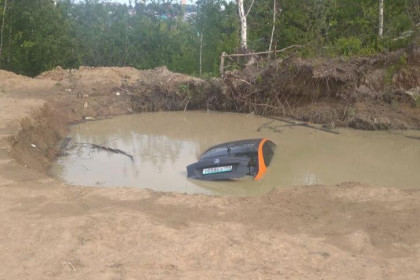 Каршеринговый автомобиль обнаружили в грязном котловане в Новосибирске