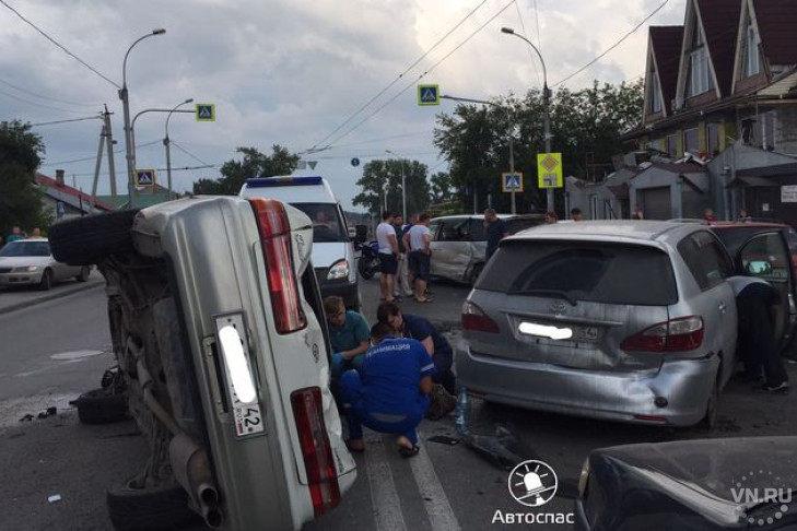 Шесть автомобилей столкнулись в Октябрьском районе