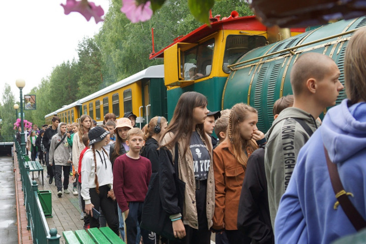 Школьников из ЛНР отправили в путешествие по железной дороге в Новосибирске
