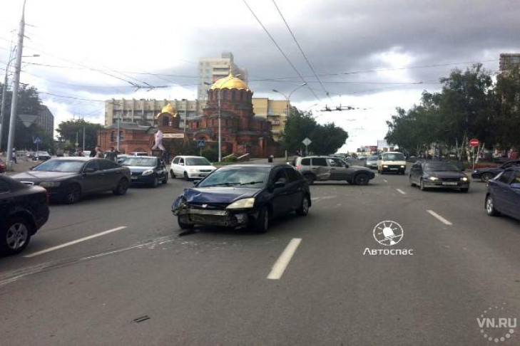 Киргизский и казахский автомобили столкнулись в Новосибирске