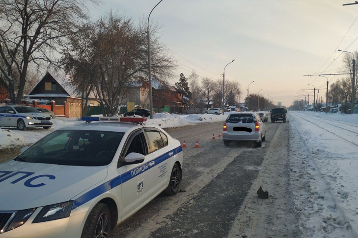 Женщина погибла на месте ДТП в Ленинском районе Новосибирска 2 января