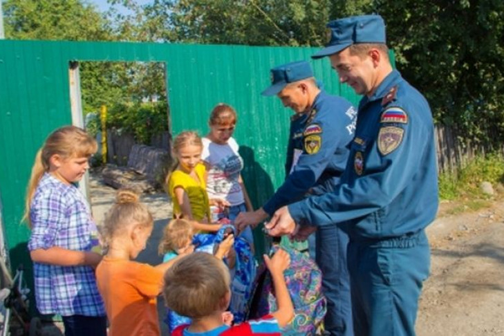 Собрать детей в школу помогли новосибирские спасатели 