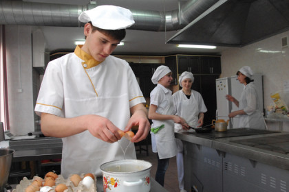 Школьников Новосибирска будут кормить по-новому