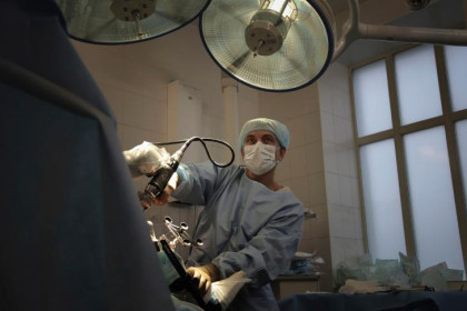 Рука-робот в Новосибирске стала оперировать людям суставы и стопы