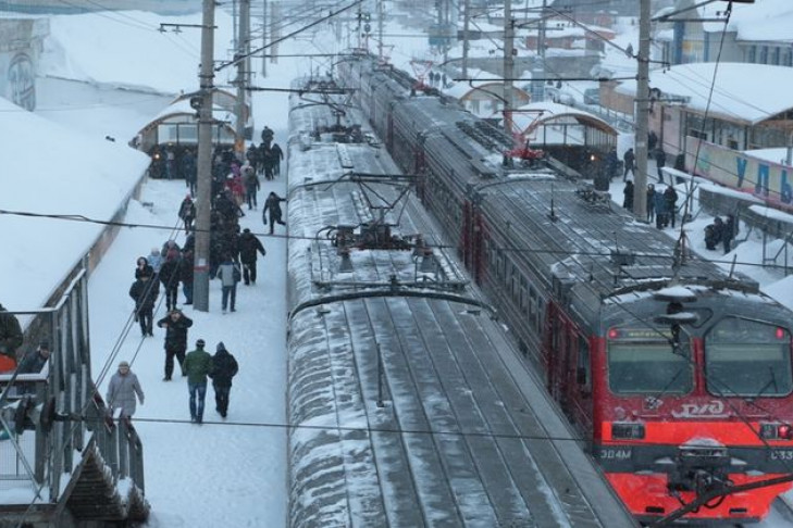 На светофоре у железной дороги повесился житель Новосибирска 