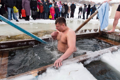 Три тысячи новосибирцев окунулись в прорубь уже к 8 утра на Крещение-2017