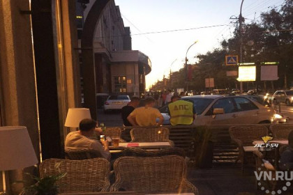 Лихач на «Лексусе» врезался в веранду летнего кафе