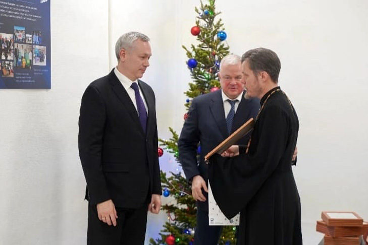 Дмитрий Медведев наградил священника из Болотного