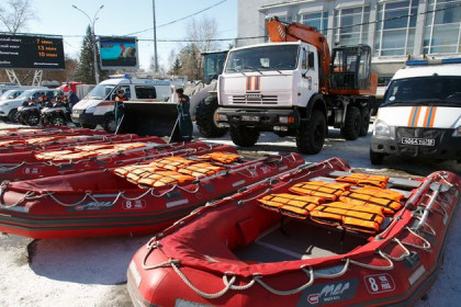 Резиновые лодки затрудняют движение на площади Ленина