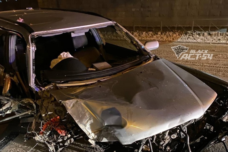 Пьяный водитель на Subaru Forester врезался в опору Октябрьского моста в Новосибирске