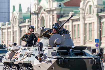 В Параде Победы в Новосибирске показали новейшие образцы военной техники