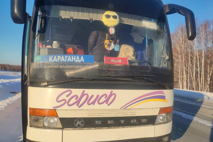 Автобус с пассажирами из Казахстана замерз на новосибирской трассе