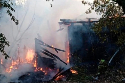 Бомжа под завалами сгоревшего дома на улице Калинина нашли в Новосибирске