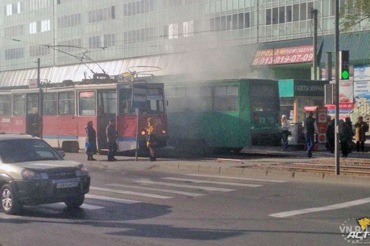 Трамвай вспыхнул возле ЗАГСа в Новосибирске