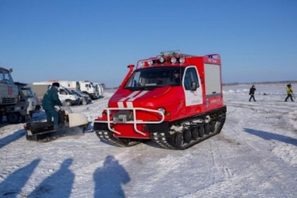 Замерзающих дальнобойщиков и автобус с людьми спасли под Новосибирском