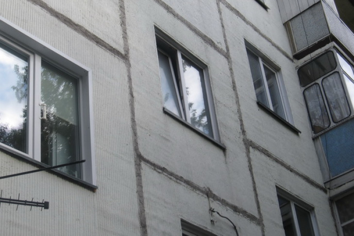 Очевидцев прыжка девушки с восьмого этажа допрашивают в Новосибирске 